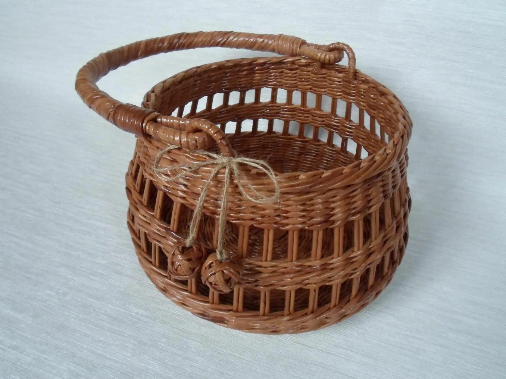 Корзинки из бумажной лозы. Плетеные корзины из бумажной лозы. Корзина из бумажных трубочек. Корзина плетеная с ручкой. Плетёные корзины из лозы.