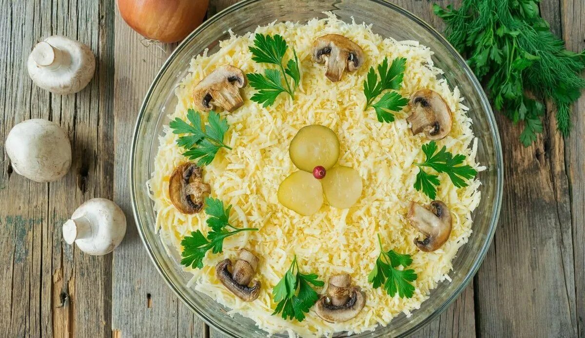 Салат шампиньоны с курицей и сыром. Украшение салата с шампиньонами. Салат с грибами и сыром. Салат с курицей и грибами и сыром.