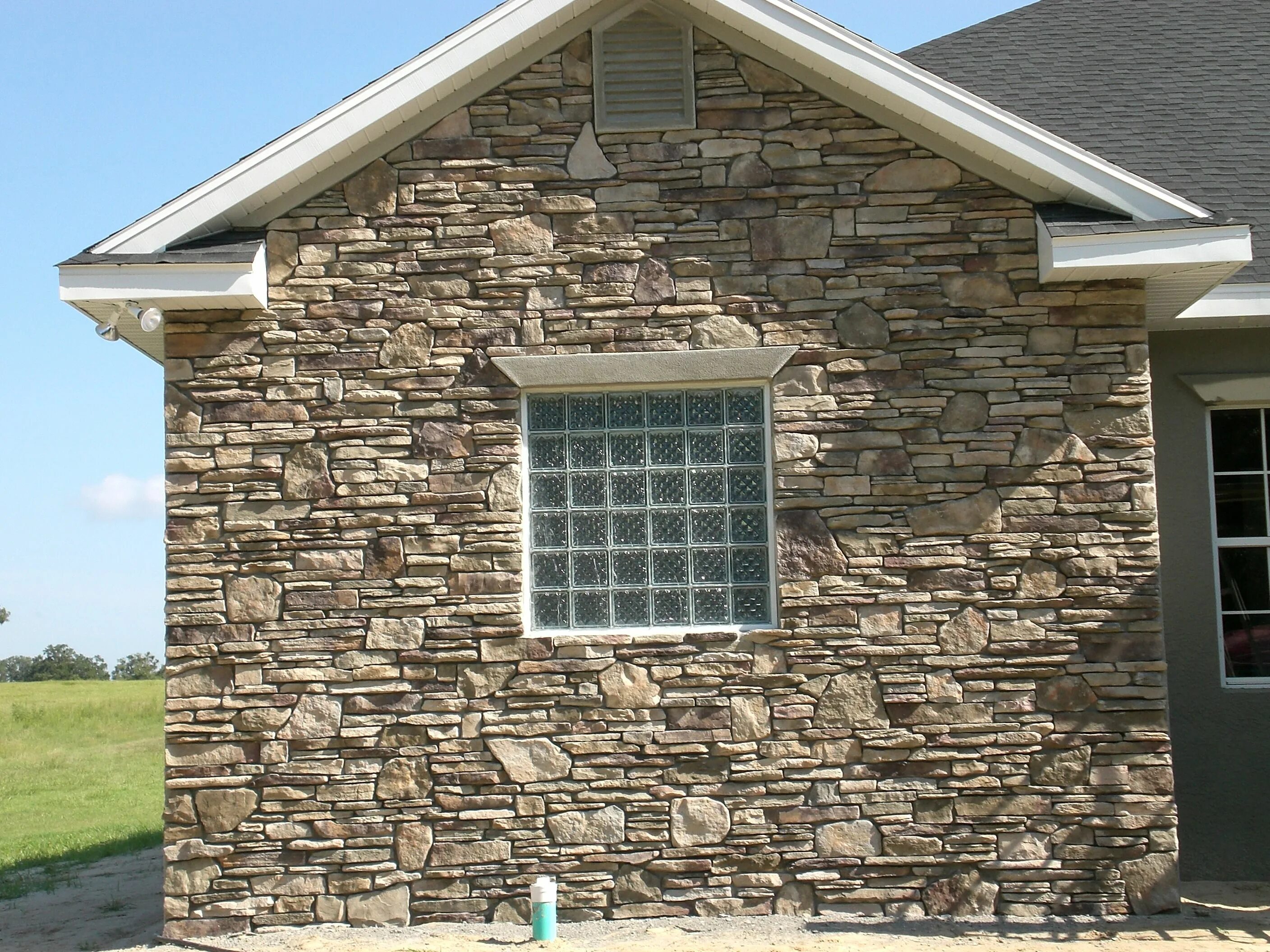 Stone side. Дом из камней с одним окном. искусственный камень на окнах. камень искусственный аппалачи. house outdoor wall stone brick.
