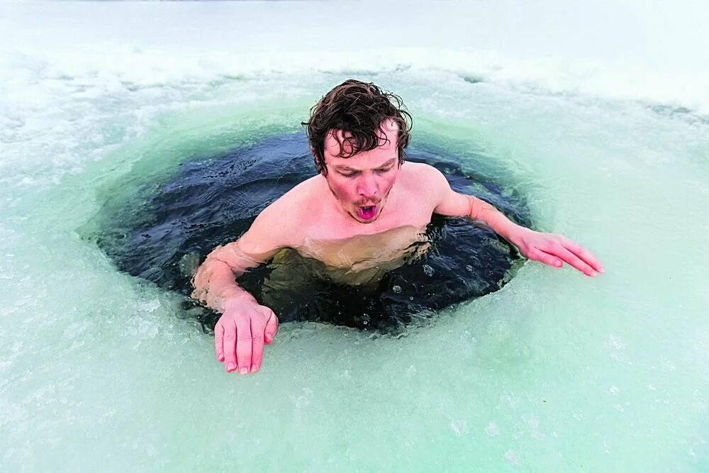 Холодная вода для мужчин. Человек в холодной воде. Купание в холодной воде. Плавать в холодной воде со льдом. Люди сидят в ледяной воде.