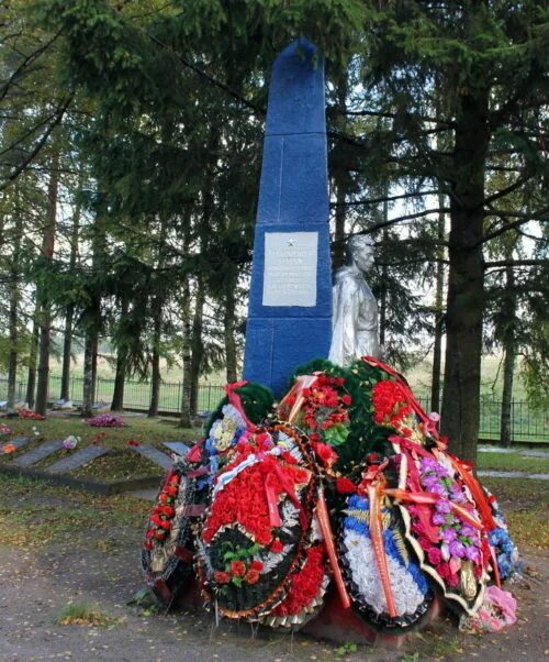 Мемориальный комплекс братское кладбище тихвин. Братское кладбище тихвин. Тихвин памятник братское кладбище. Тихвин братская могила. Тихвинское городское кладбище.