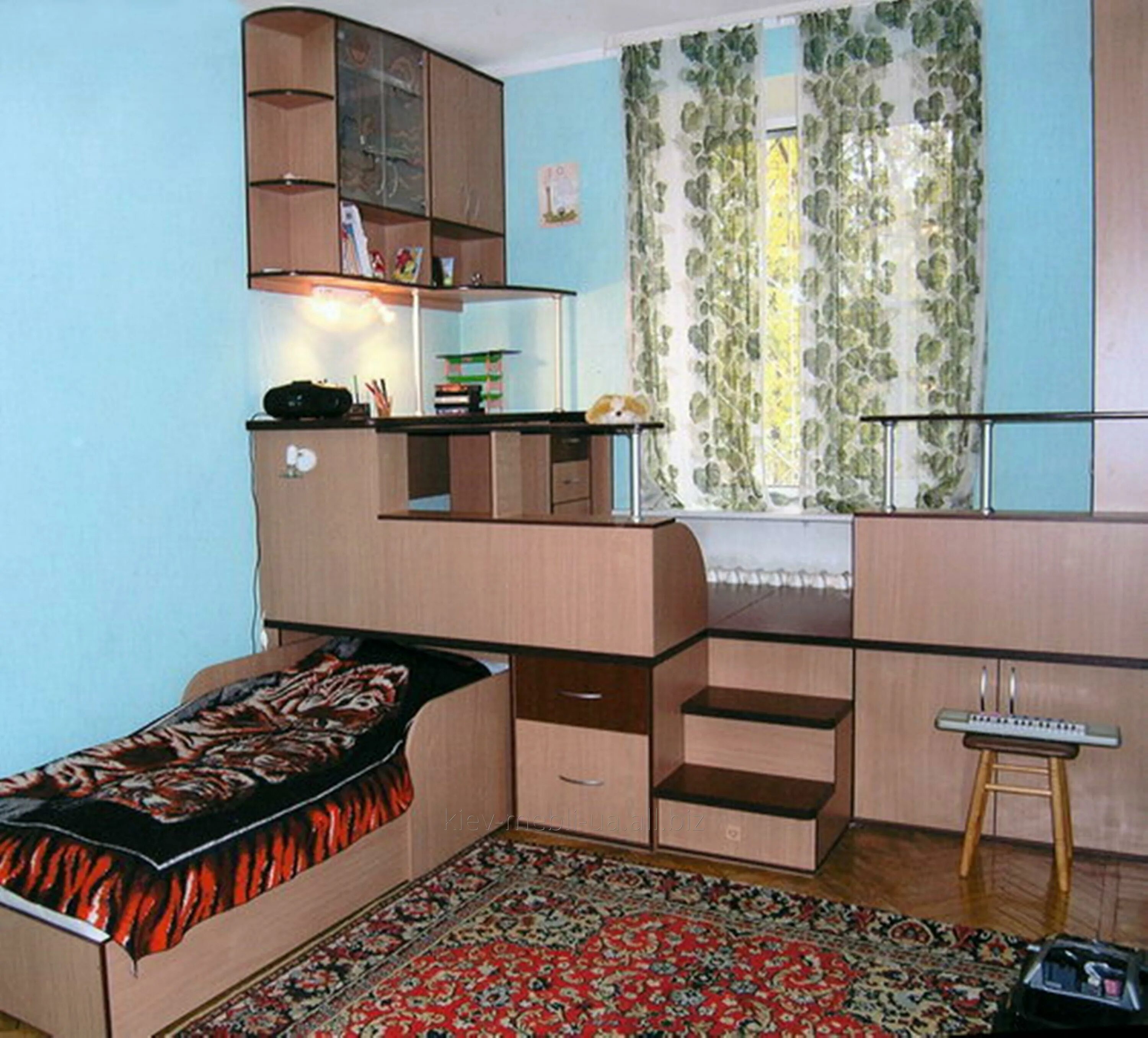 Поставить в общежитии. Комната в общежитии. Мебель в комнату общежития. Комната в общежитии для семьи. Кровать с компьютерным столом.