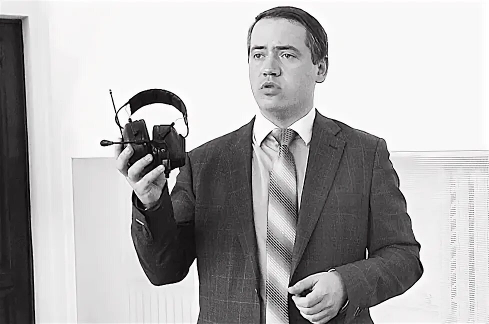 Мужчина в недоумении. Человек в недоумении. Заинтересованный человек картинка. Внимание к собеседнику. Бизнесмен думает.