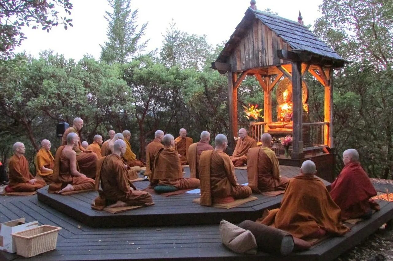 Проповедь будды. Буддизм Тхеравада /хинаяна Будда. Буддист Абхаягири монастырь - Abhayagiri Buddhist. Асалха праздник буддизм. Будда дхарма Сангха.