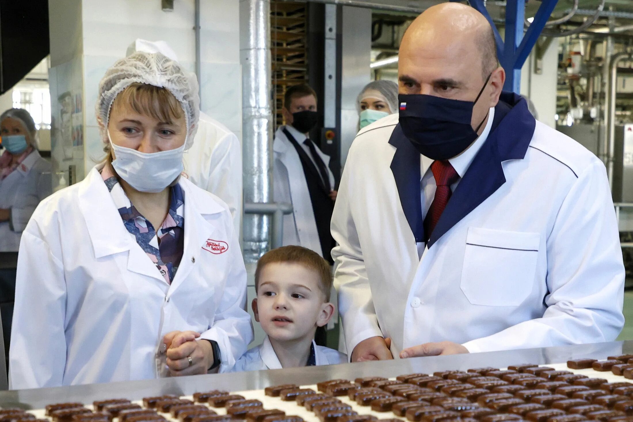 Шоколадная фабрика посетить. Московская шоколадная фабрика. дети делают конфеты на фабрике. миша в шоколадном фабрике.