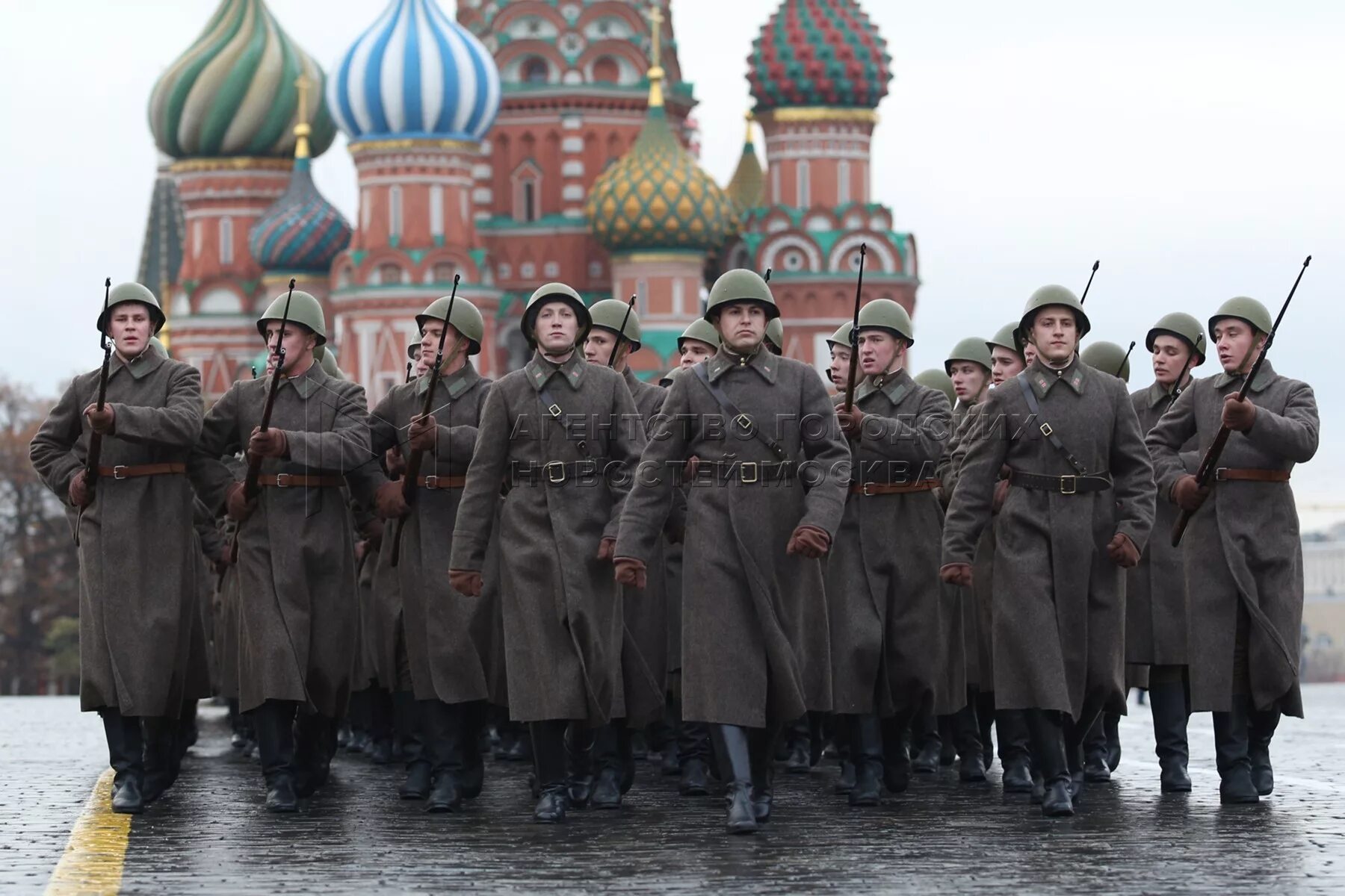 Парад в Москве 7 ноября 1941. Парад советских войск на красной площади в Москве 7 ноября 1941 года. Парад войск на красной площади в Москве 7 ноября 1975. Парад 7 ноября СССР. В каких городах россии проходил парад 1941