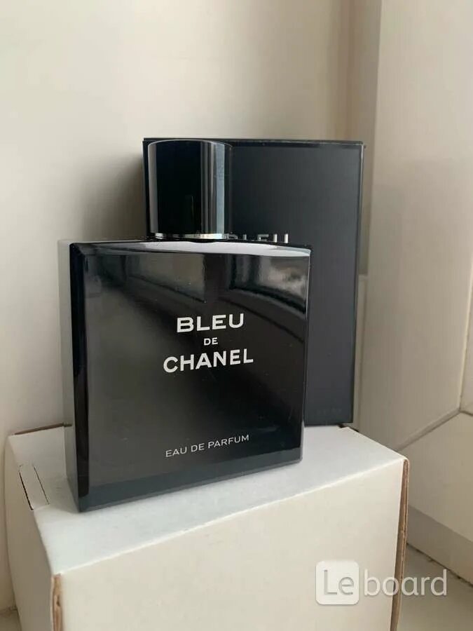 Мужские духи Шанель три штуки в коробке. Bleu de Chanel фото в руке. Bleu de chanel москва