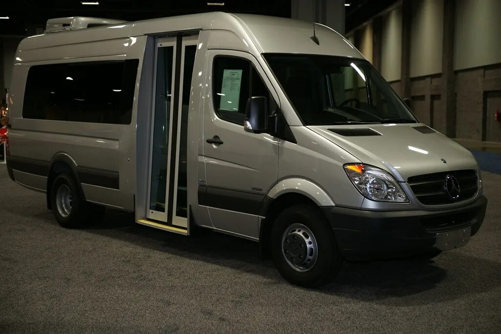 Спринтер крути. Mercedes-Benz Sprinter 3500. Мерседес Спринтер 3500. Mercedes-Benz Sprinter е069ск126. Mercedes-Benz Sprinter 35gs266.