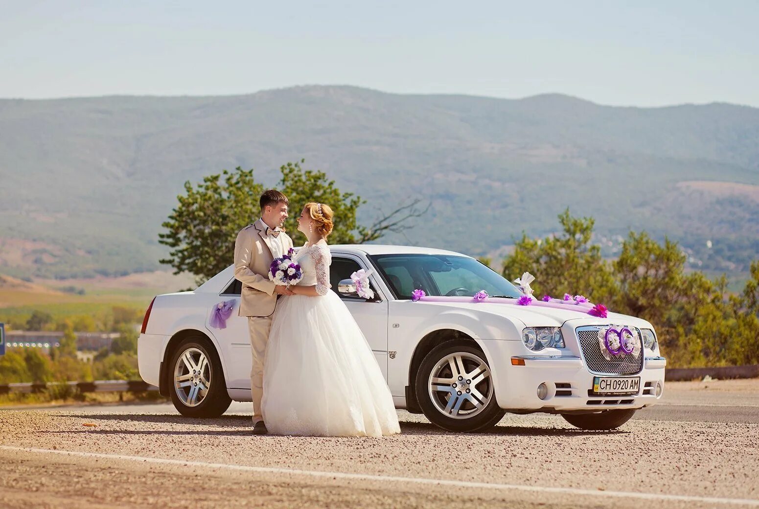 Машина будет свадьба. Свадебная машина. Невеста в машине. Свадебный автомобиль невесты. Свадебная спортивная машина.