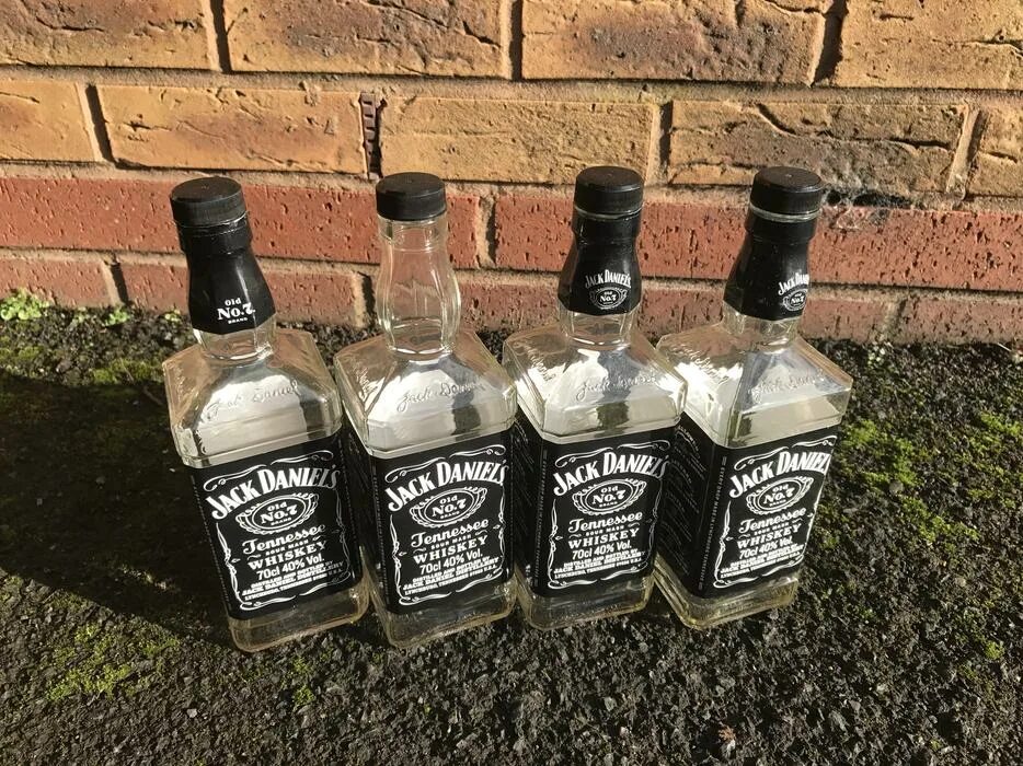 3 бутылки виски. Пустая бутылка виски. Jack Daniels и шашлык. Мото Джек Дэниэлс. Пустая бутылка виски в ванной.