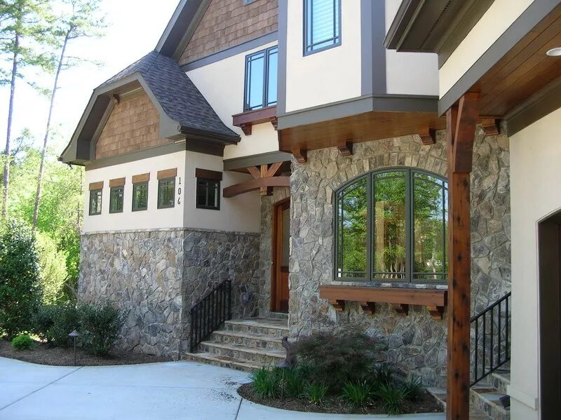 Отштукатуренный дом снаружи. Штукатурка фасада. Камнем отделка домов частных. Фасады домов. Наружный фасад.