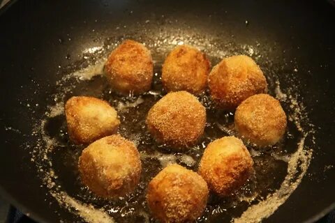 Шарики на сковороде
