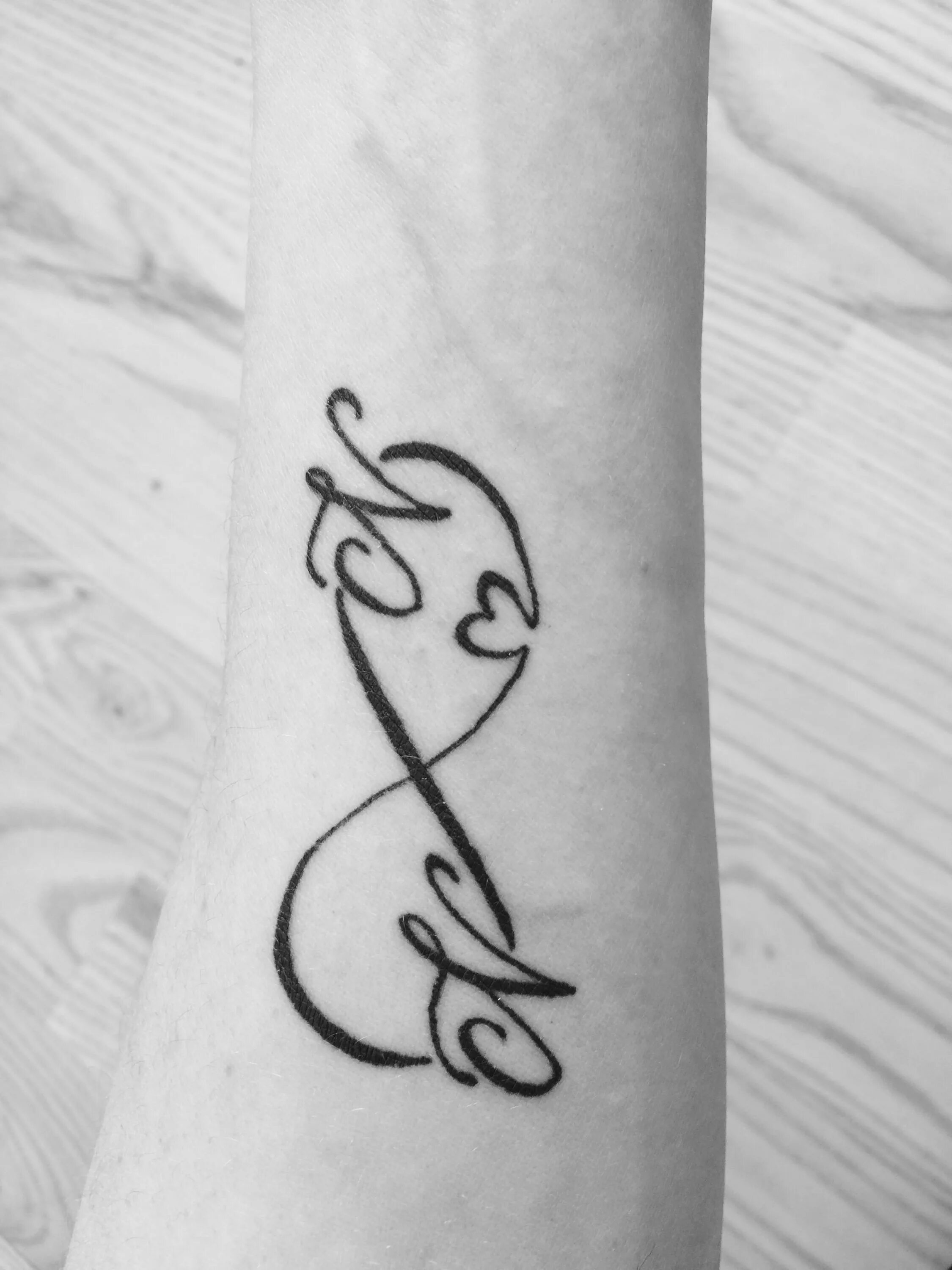 татуировка буква а. татушки в виде букв. тату буква д. красивые тату с инициалами. монограмма.