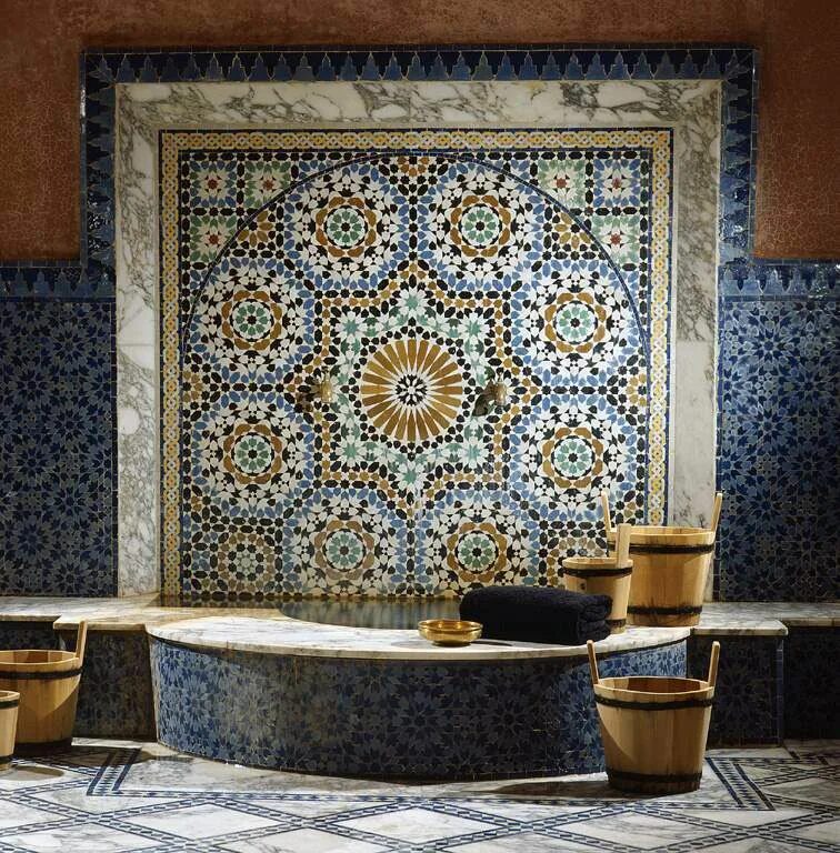 гостиная с обоями корона. дизайнерс гилд обои. восточный стиль в интерьере. арабеск в интерьере. азулежу обои керама марацци.