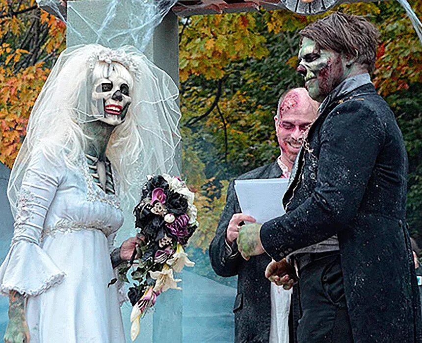 Свадебное платье в стиле зомби. Свадьба в стиле мертвой невесты. Свадьба на кладбище. Жених призрак