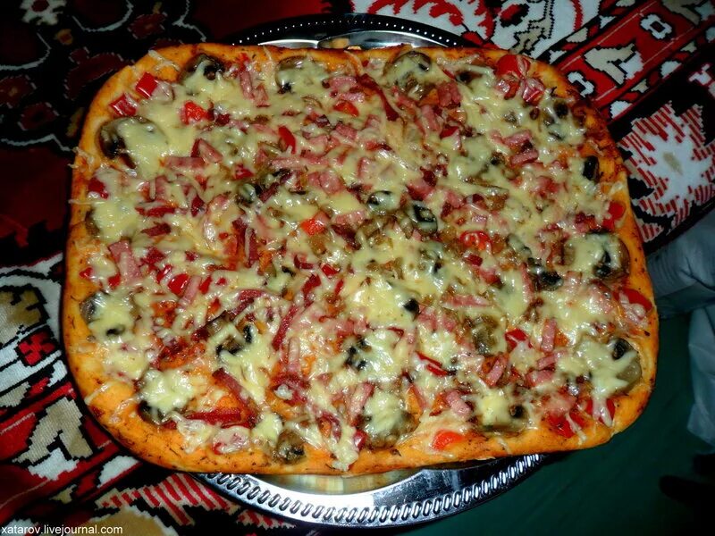 Домашняя пицца без колбасы. Пицца с помидорами и сыром домашняя. Кетчуп для пиццы. Домашняя пицца с грибами и колбасой. Пицца с шампиньонами и колбасой.