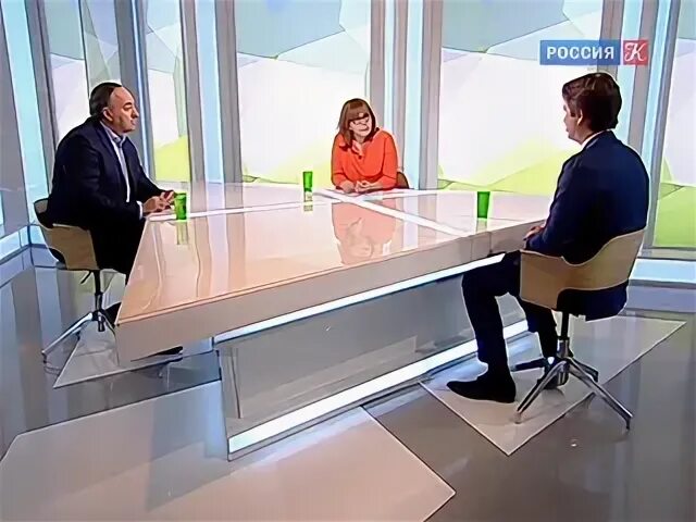 Программа наблюдатель сегодня. В студии программы наблюдатель на телеканале культура. дизайн студии программы наблюдатель на россии. антон малышев фонд кино жена и дети.