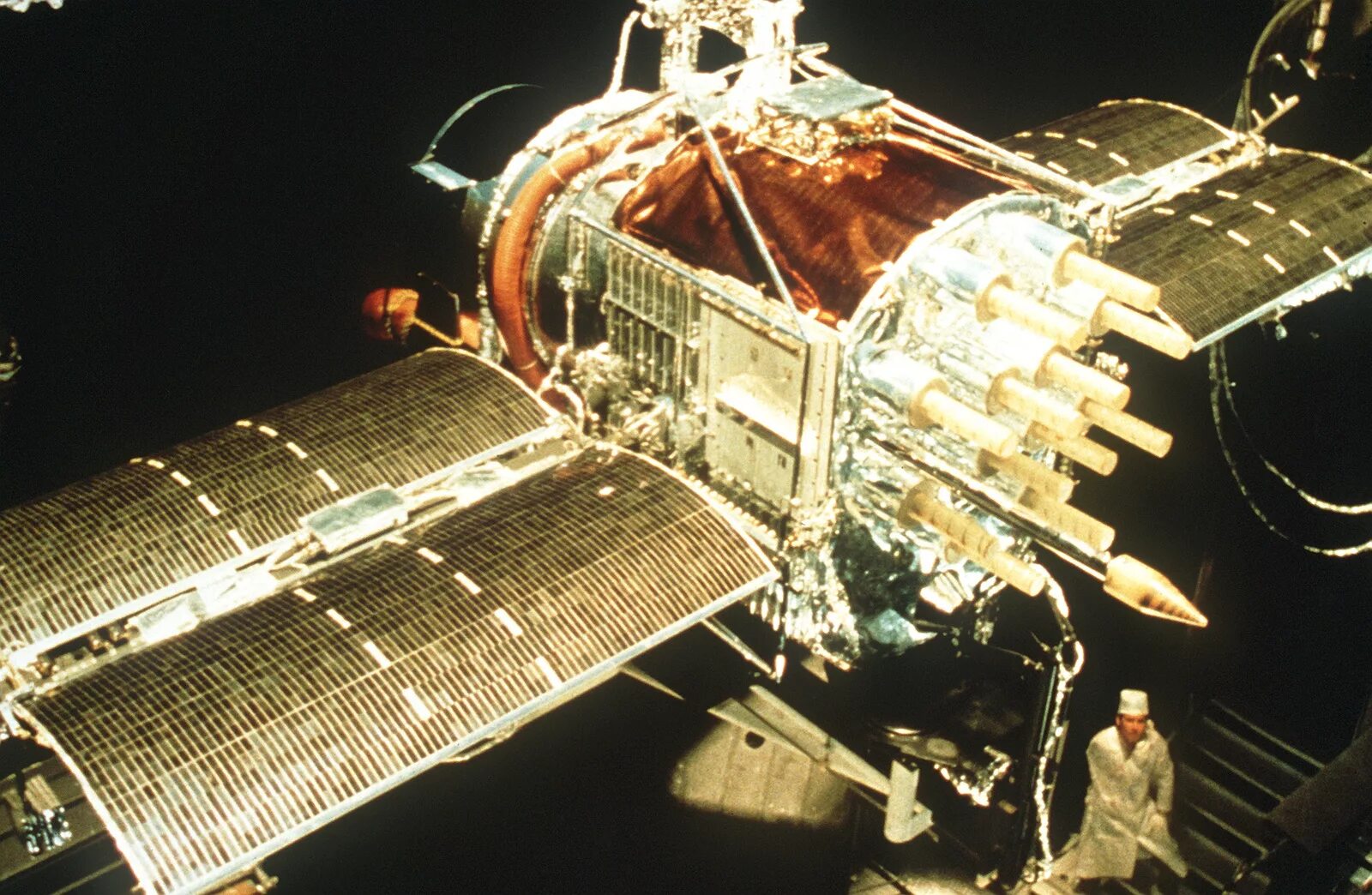 Первый космический аппарат поднявший человека. Первый Спутник GPS Navstar. Навстар спутниковая система. Спутниковая навигационная система Navstar GPS. GPS Спутник 1974.