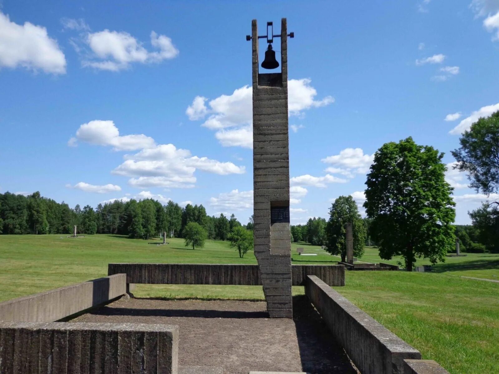 Памятники войны в беларуси. Хатынь мемориальный комплекс. Мемориальный комплекс Хатынь Беларусь. Мемориал комплекс Хатынь. Мемориал Хатынь в Белоруссии.