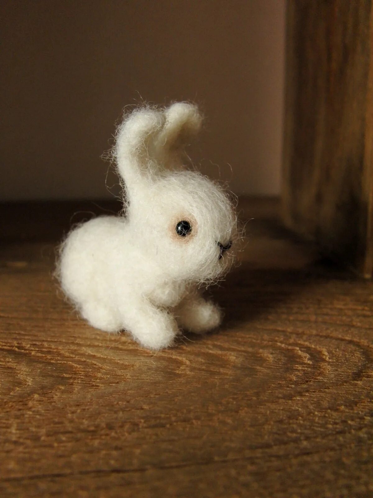 игрушка из носка заяц. игрушка зайчик. заяц из пластилина. вязаный зайка крючком. зайчик из важных дисков.