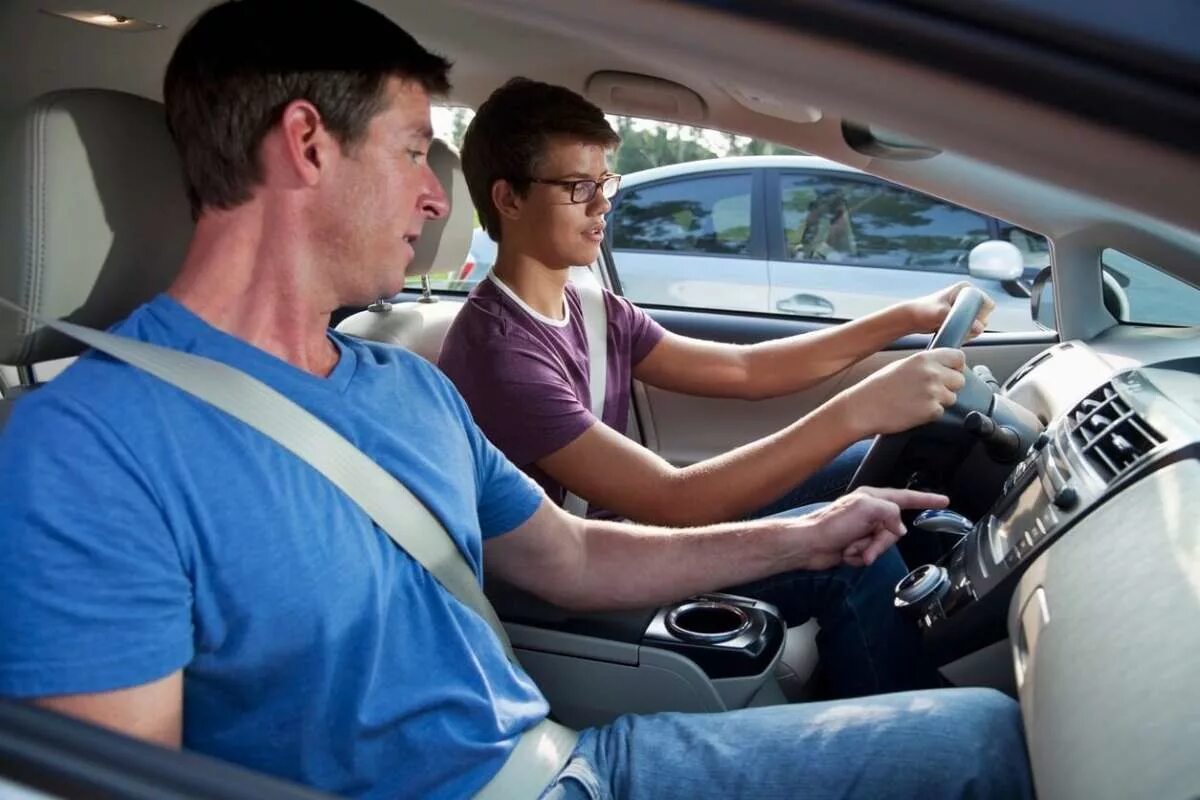 Learn to drive a car. Водитель. Ученик автошколы. Вождение в автошколе. Водитель и автомобиль.