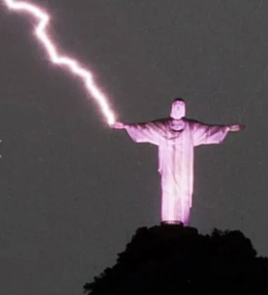 Молния попала в статую свободы. Статуя Христа-Искупителя молния. Молния в статую Христа Рио де Жанейро. Молния ударила в Христа Искупителя. Статуя Христа-Искупителя Рио-де-Жанейро.