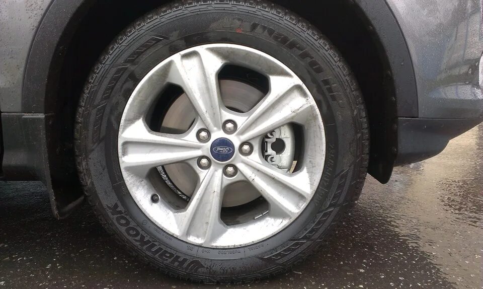 Шины куга 2. Ford Kuga 2 резина 225/65 r17. Шины 225 65 16 на Форд Куга 2. Диск колесный Ford Kuga r17. Заводские колеса Kuga 2.