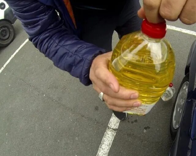 Подсолнечное масло налито в бутылку