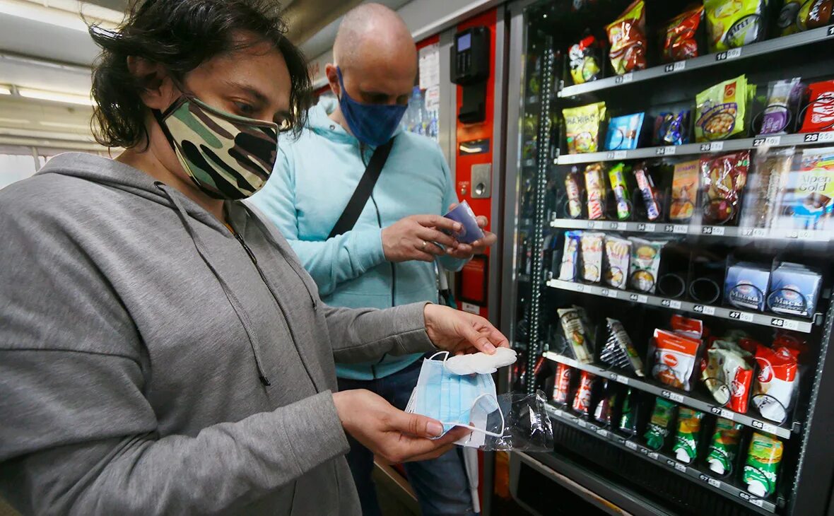 Магазин без маски. Автоматы с масками в метро. Маска с кассой. Маски медицинские торговые автоматы. Маски и перчатки в метро.