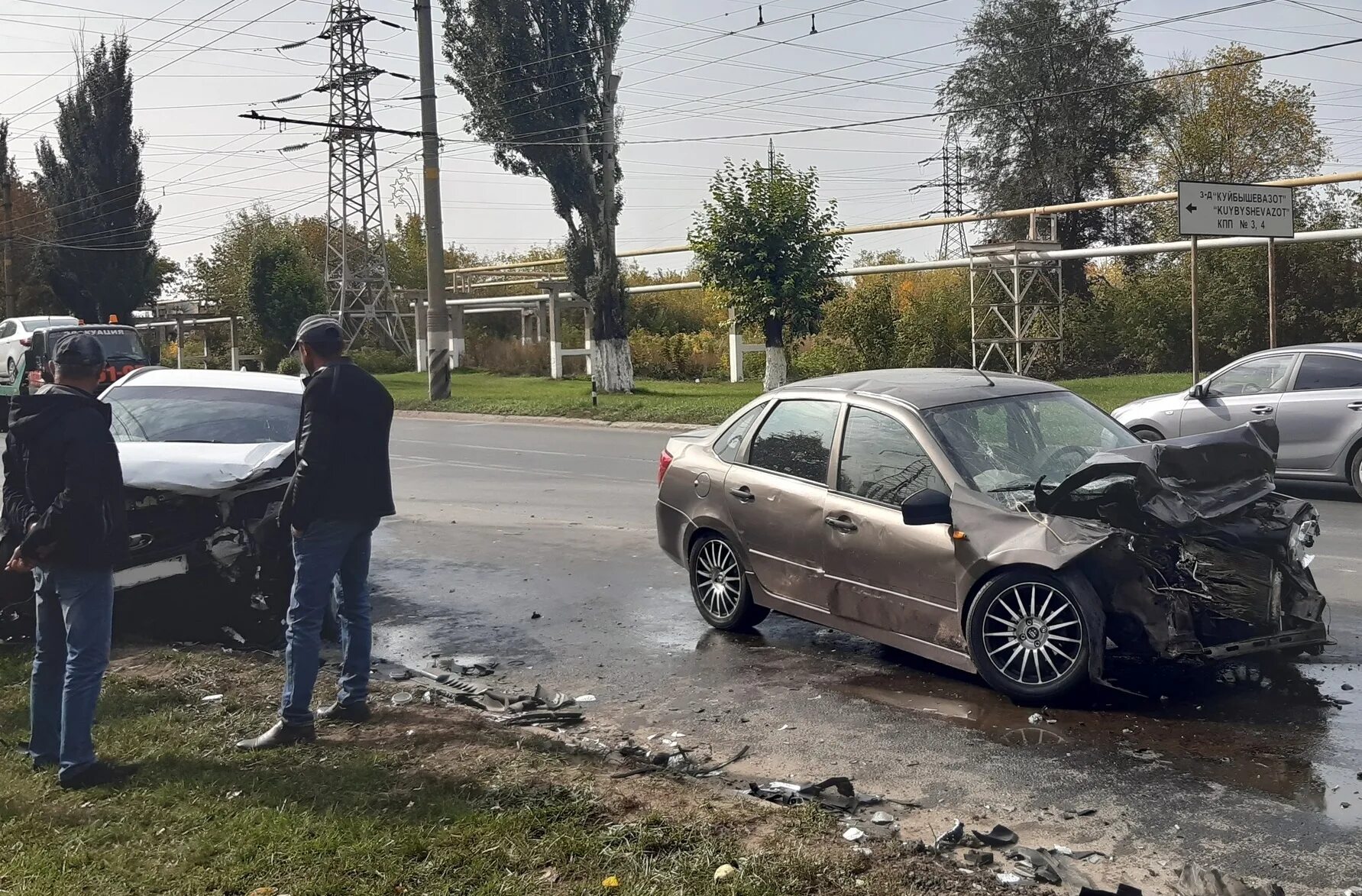 ДТП на новозаводской Тольятти. Авария на Обводном шоссе в Тольятти. Сегодняшние аварии в Тольятти. Лобовое столкновение автомобилей. 25 сентября 30 в