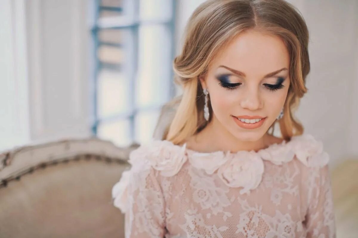 вечерний образ макияж. макияж для невесты 2022 естественный. макияж для блондинок. макияж на свадьбу для невесты нежный. макияж невесты.