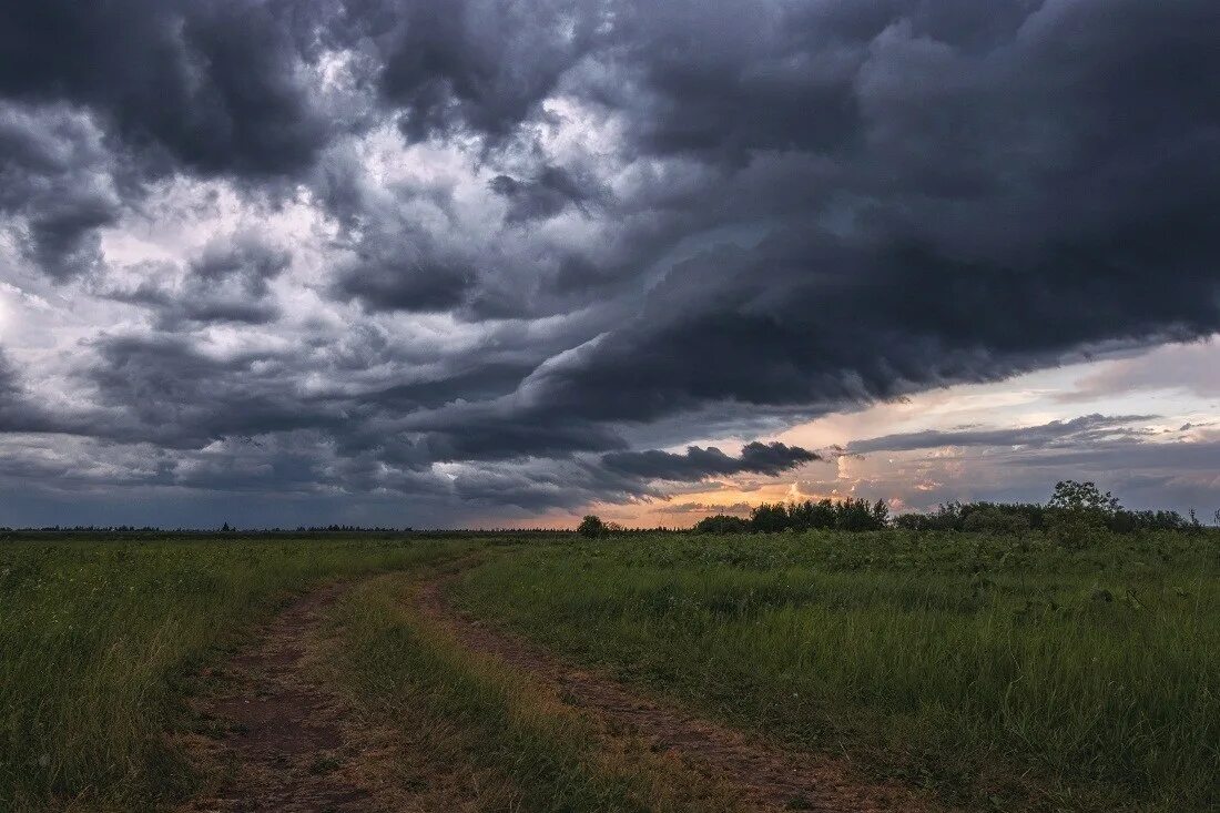 Небо перед дождем. Грозовое небо. Пасмурное небо. Грозовые тучи.