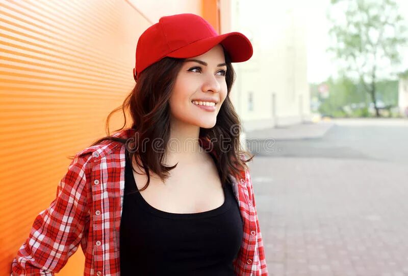 Красная бейсболка женская с чем носить фото. Woman wearing red. Woman wearing red. Woman wearing red. Красная бейсболка женская с чем носить фото.