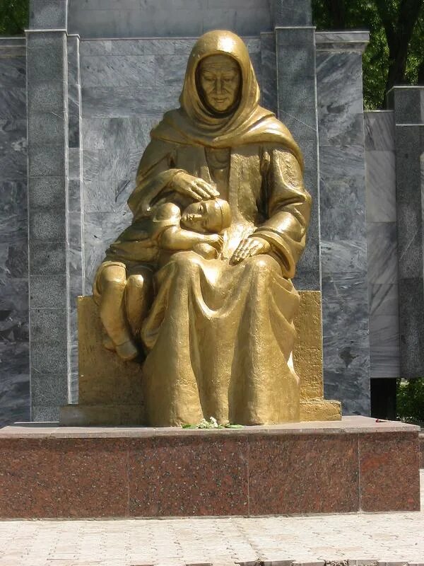 памятник скорбящей матери уфа. площадь скорби на мамаевом кургане. монумент скорбящая мать йошкар-ола. скорбящая мать памятник.