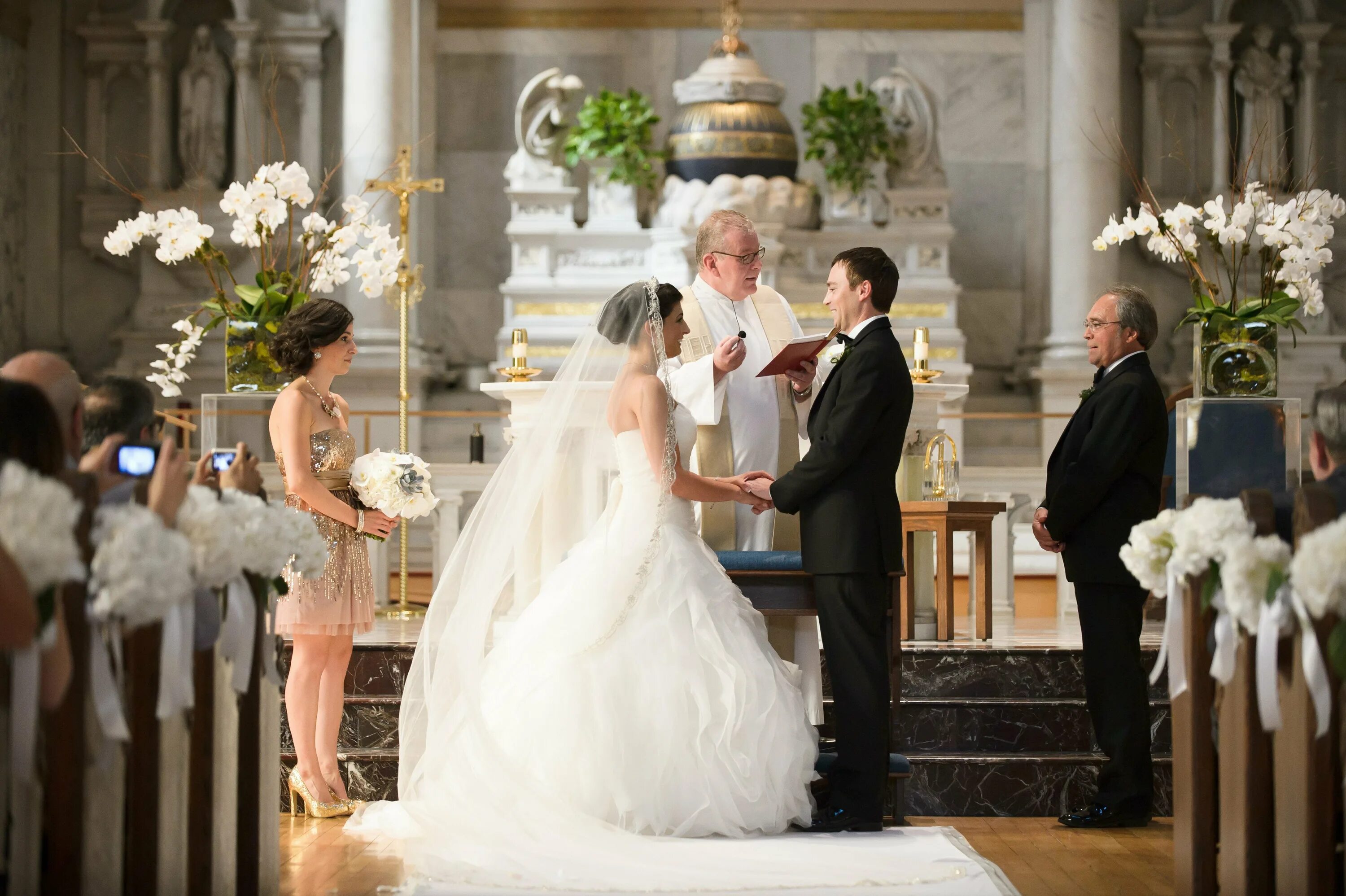 Фрагменты церемонии. Фрагменты церемонии. Фрагменты церемонии. Католическое венчание. Свадьба у алтаря.