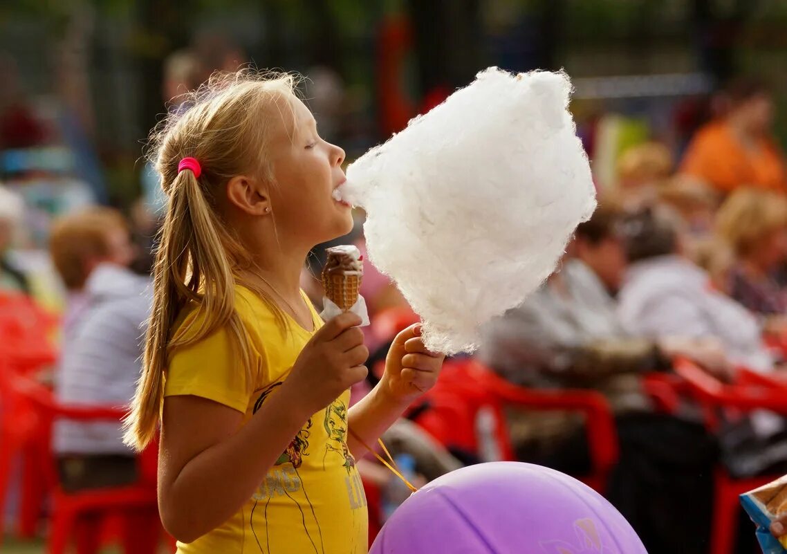Мастер класс сладкая вата. Разноцветная сахарная вата. Ем сладкую вату. Сладкая вата на детский праздник. Сахарная вата.