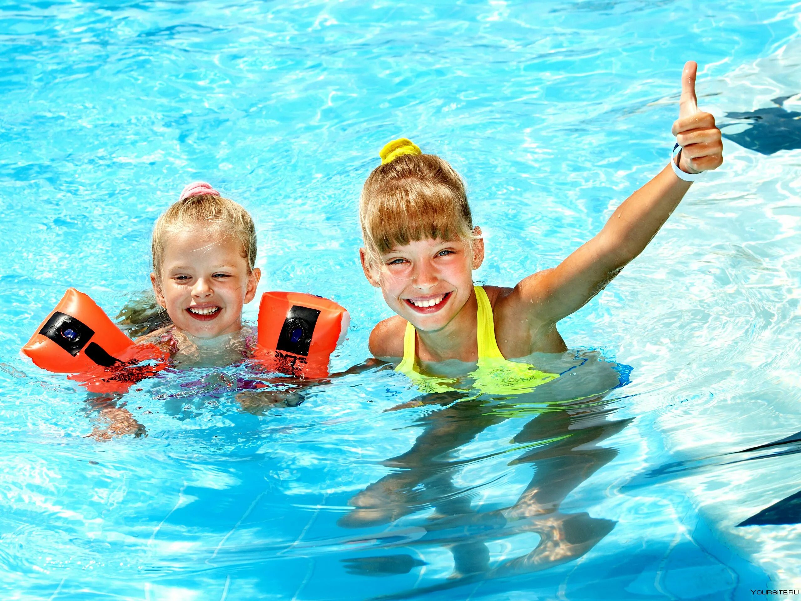 The children are swimming. Дети в бассейне. Дети купаются в бассейне. Дети плавают в бассейне. Бассейн для дошкольников.