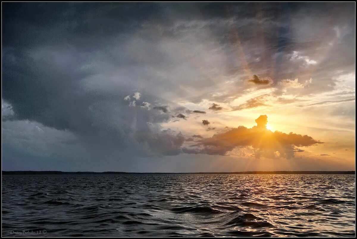 Солнце сквозь тучи. Закат солнца. Красивый закат солнца. Солнце пляж. Солнце съел горизонт.