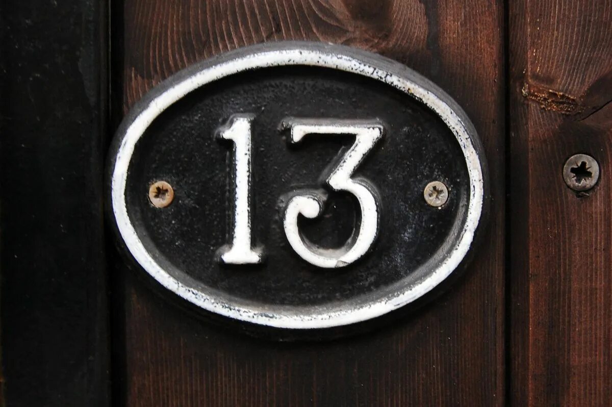 Номер 1 дорс. Номер квартиры на дверь. Дверь с номером 13. Цифра 13 на дверь. Цифра 13.