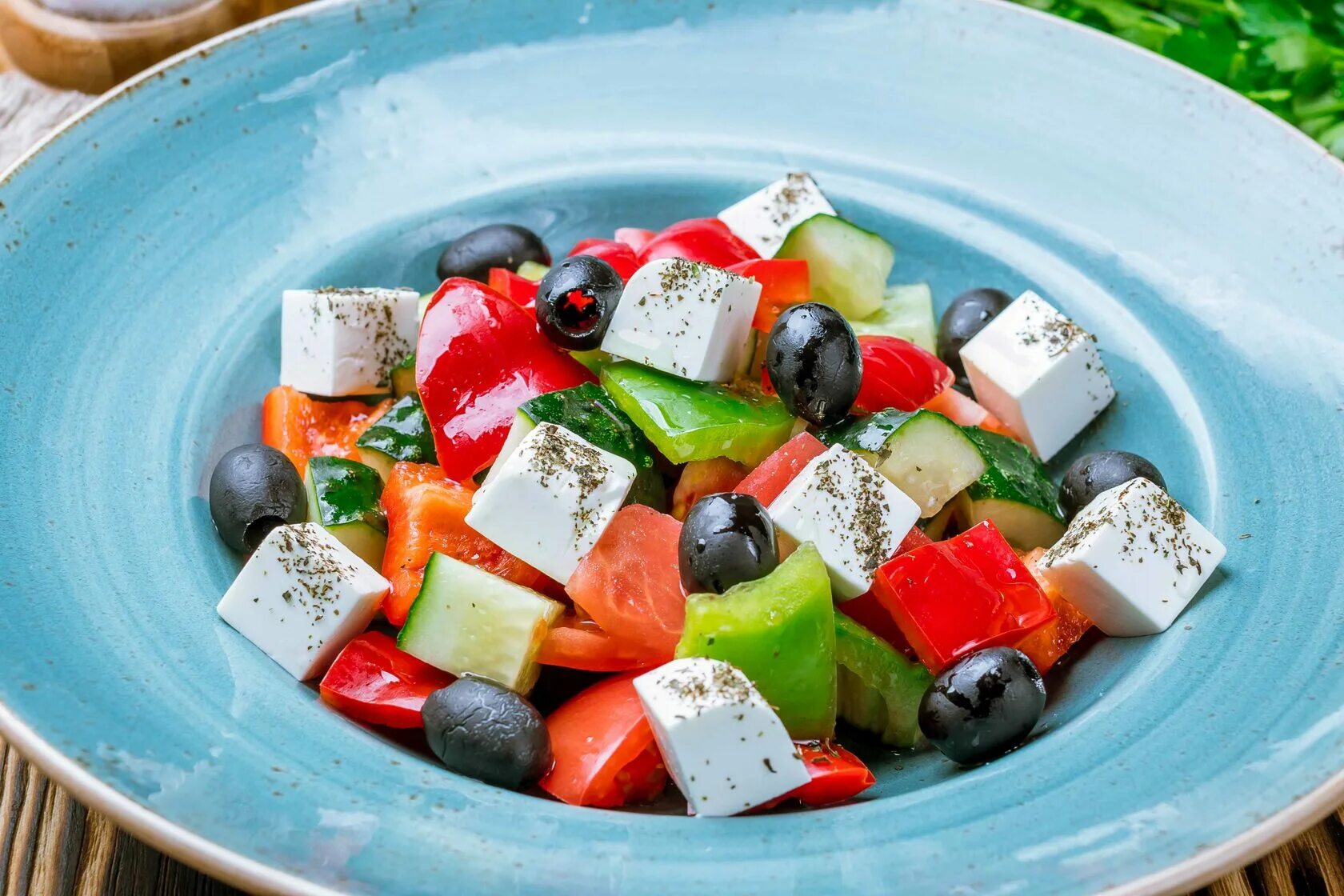 Сыр фетакса для греческого. Фетакса сыр помидор салат. Фетакса для греческого салата. Греческий салат с фетаксой и маслинами.