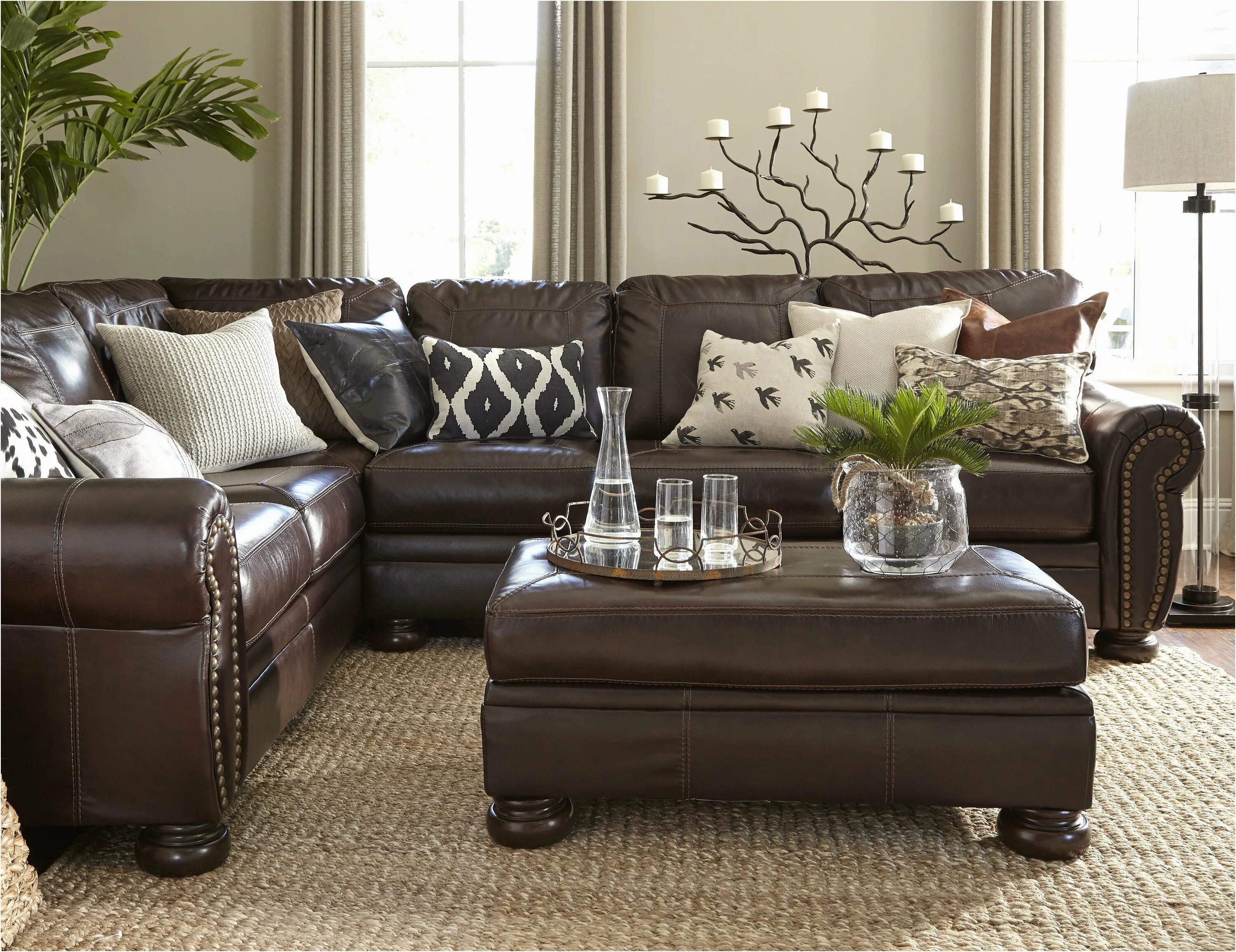 Обои коричневому дивану. Коричневая мягкая мебель в интерьере. Шоколадный диван в интерьере. Коричневый диван в интерьере. Коричневый кожаный диван в интерьере гостиной.