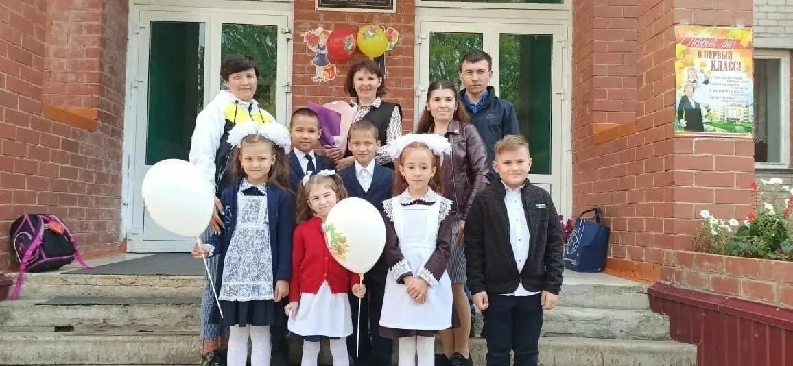 Первое сентября 2022 Менделеевск 3 школа. Школа праздничная линейка. Ученики Псеевской школы. Линейка 1 сентября.