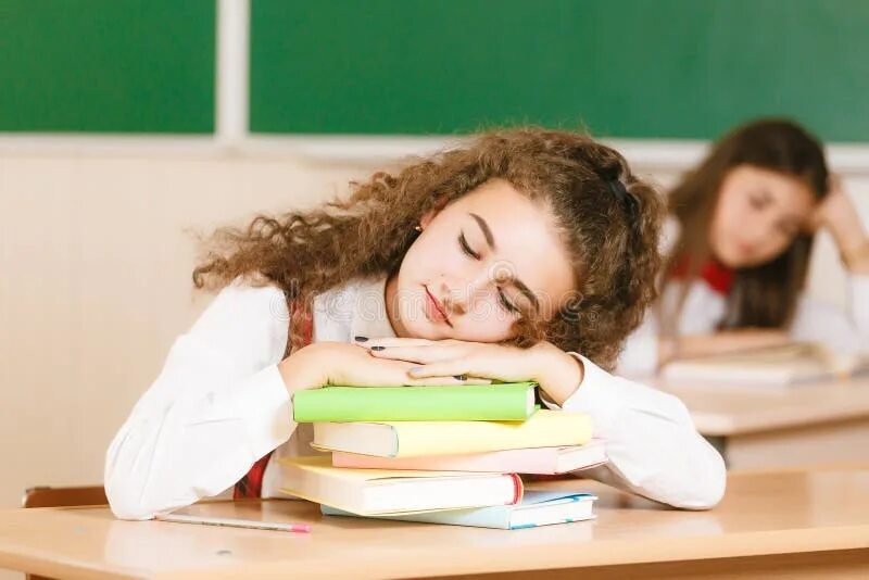 Две девочки за партой. Девочки в школе. Дети в школе. Младшие школьники. Девочка сидит за партой.