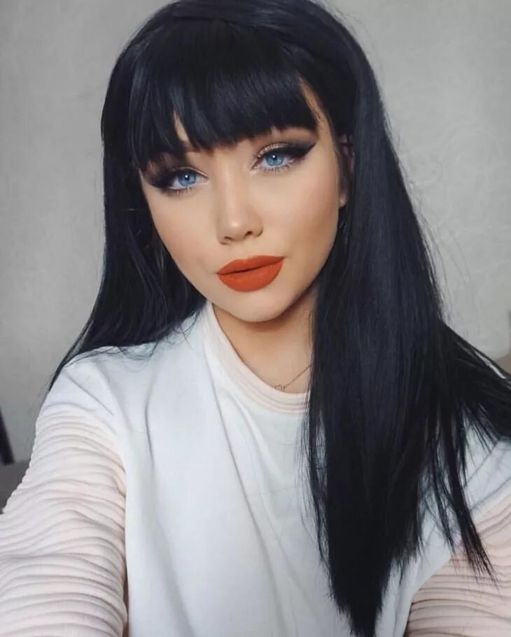 Black hair skins. Девушка с челкой. Брюнетка с челкой. Черные волосы с челкой.