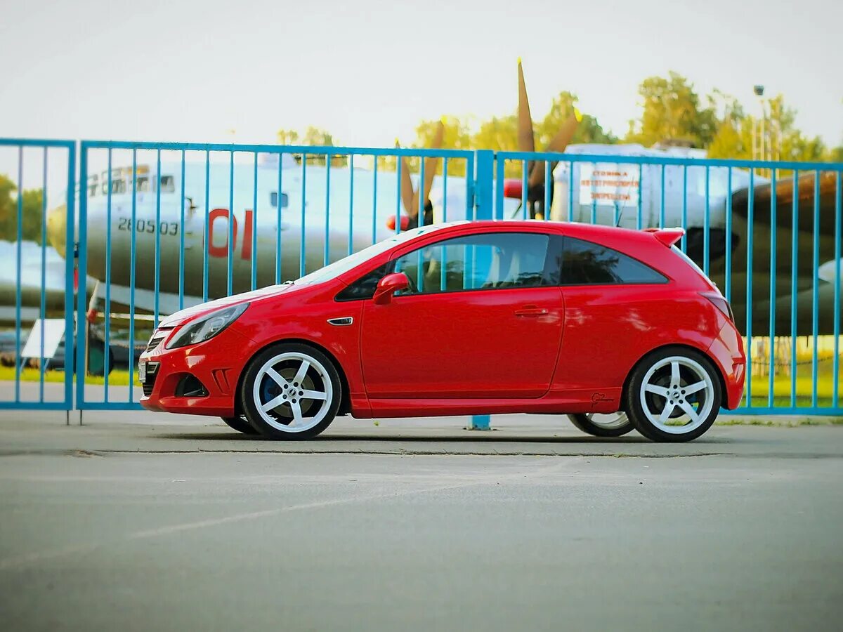 Опель корса какие диски. Opel Corsa красная. Opel Corsa OPC 2008. Opel Corsa d купе. Opel Corsa OPC красная.