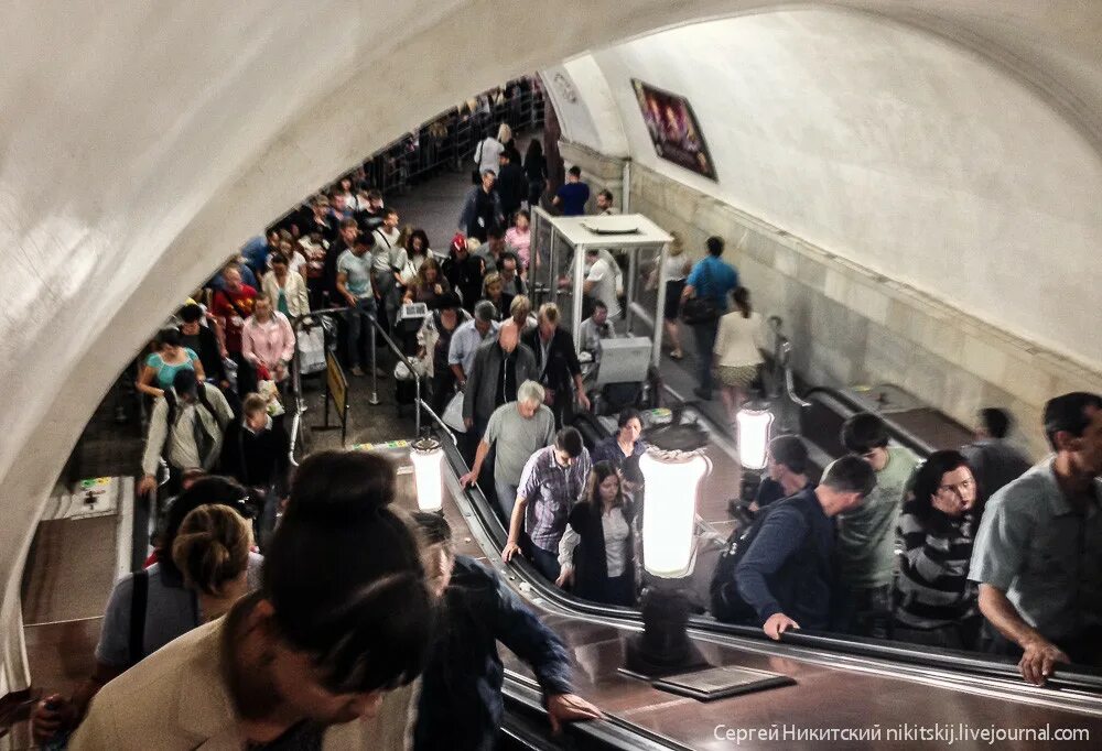 Пробки в метро. Пробки в метро в Москве. Пробки в Московском метро. Затор в метро.