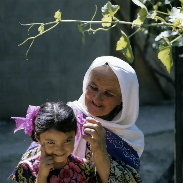 Мусульманская бабушка. Бабушка мусульманка. Бабушка в хиджабе. Бабушка Узбекистан.
