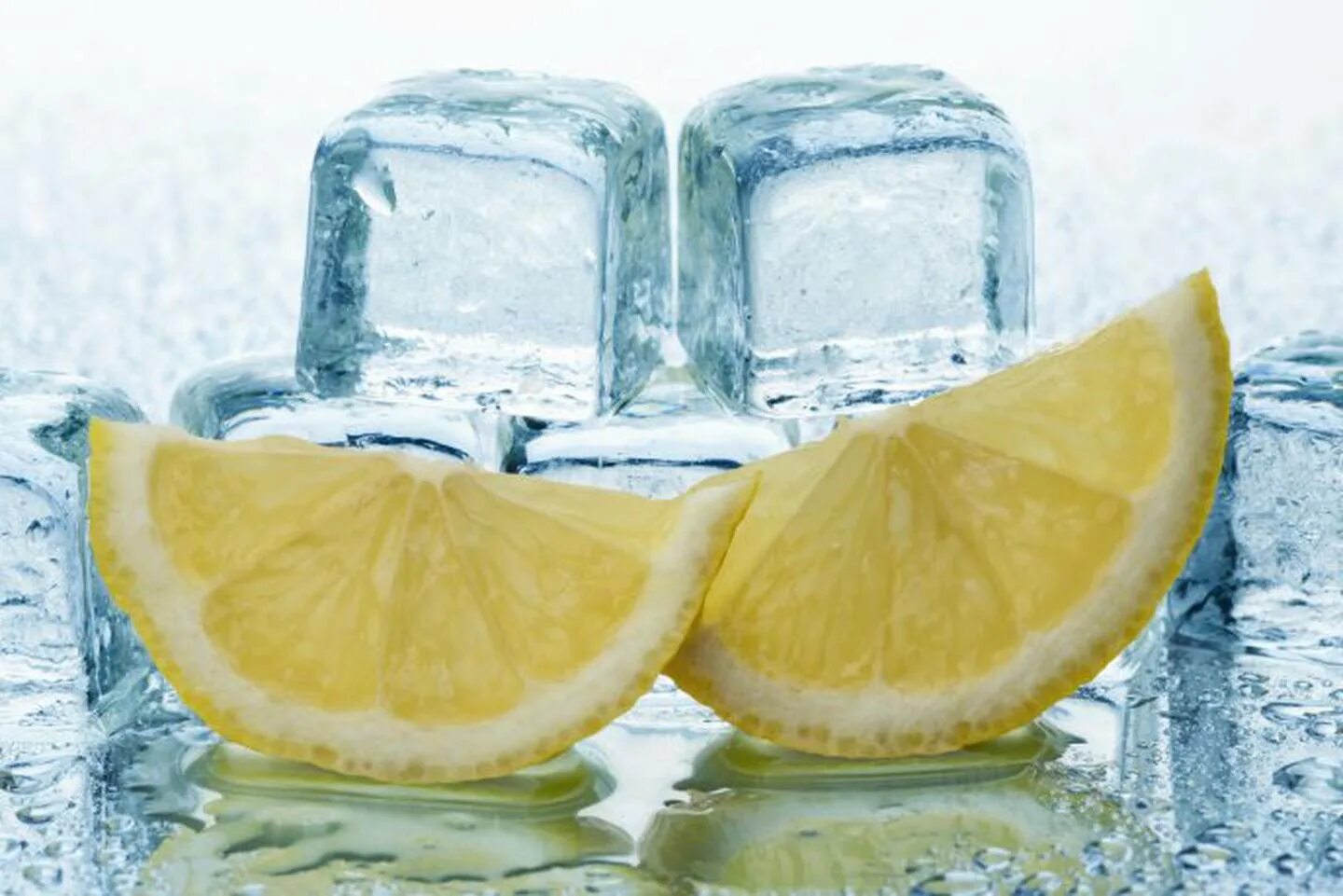 Лечение заморозкой. Замороженные дольки лимона. Лимон со льдом. Лемон на фоне кубиков лбда. Кубики льда с лимоном.