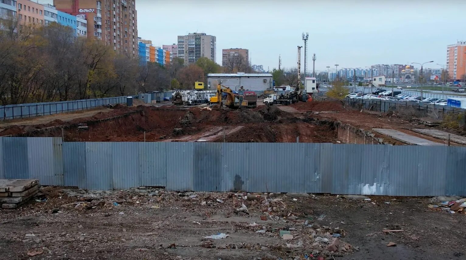 Котлован ижевск. Котлован для многоэтажки. котлован 24 этажки. котлован смольный. котлованы екатеринбурга.