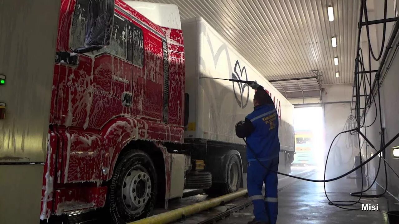 Мойщик видео. Мойка грузовиков. Автомойка грузовых автомобилей. Мойка фур. Мойка для большегрузных автомобилей.